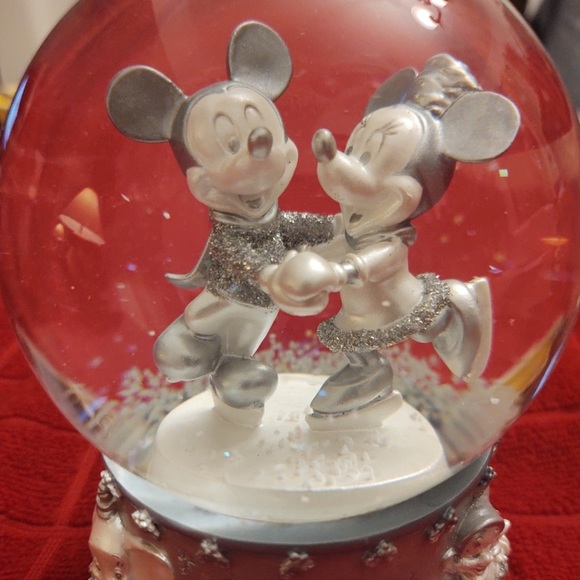 Disney Vintage Mickey & Minnie 2002 Collectible Snowflake Skating Snow Globe - Picture 6 of 16